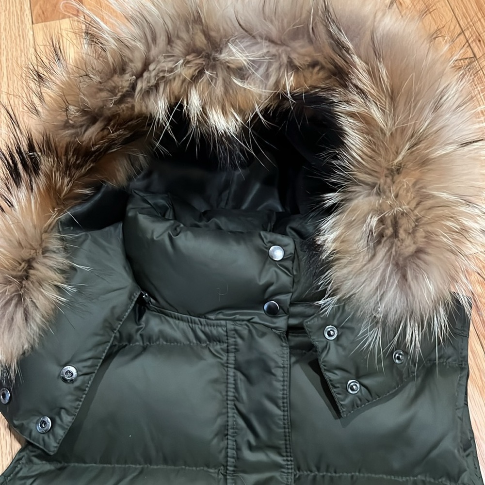 Like new - Theory down vest with raccoon fur trim. Removable hood, size M - Picture 7 of 12